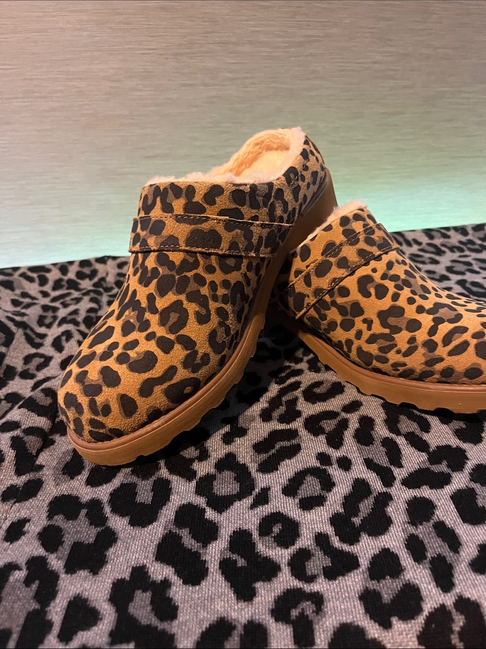 Leopard Print Fleece-Lined Clogs Bearpaw size 9 super fun NWOT - Picture 2 of 9